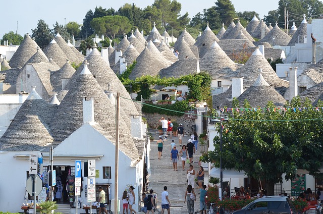 Guided tour of Alberobello and tasting
